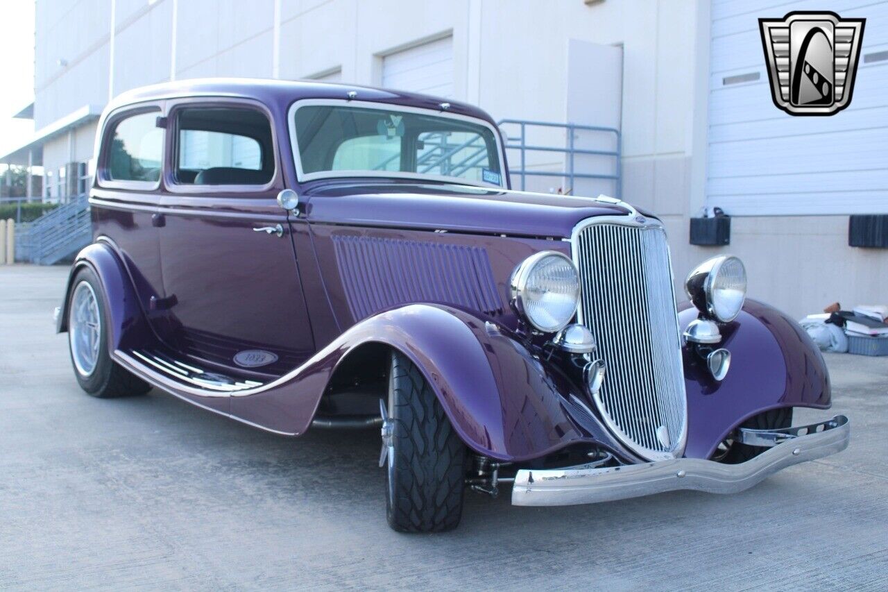 Ford-Tudor-Sedan-1933-36