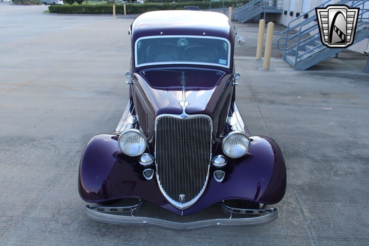 Ford-Tudor-Sedan-1933-37
