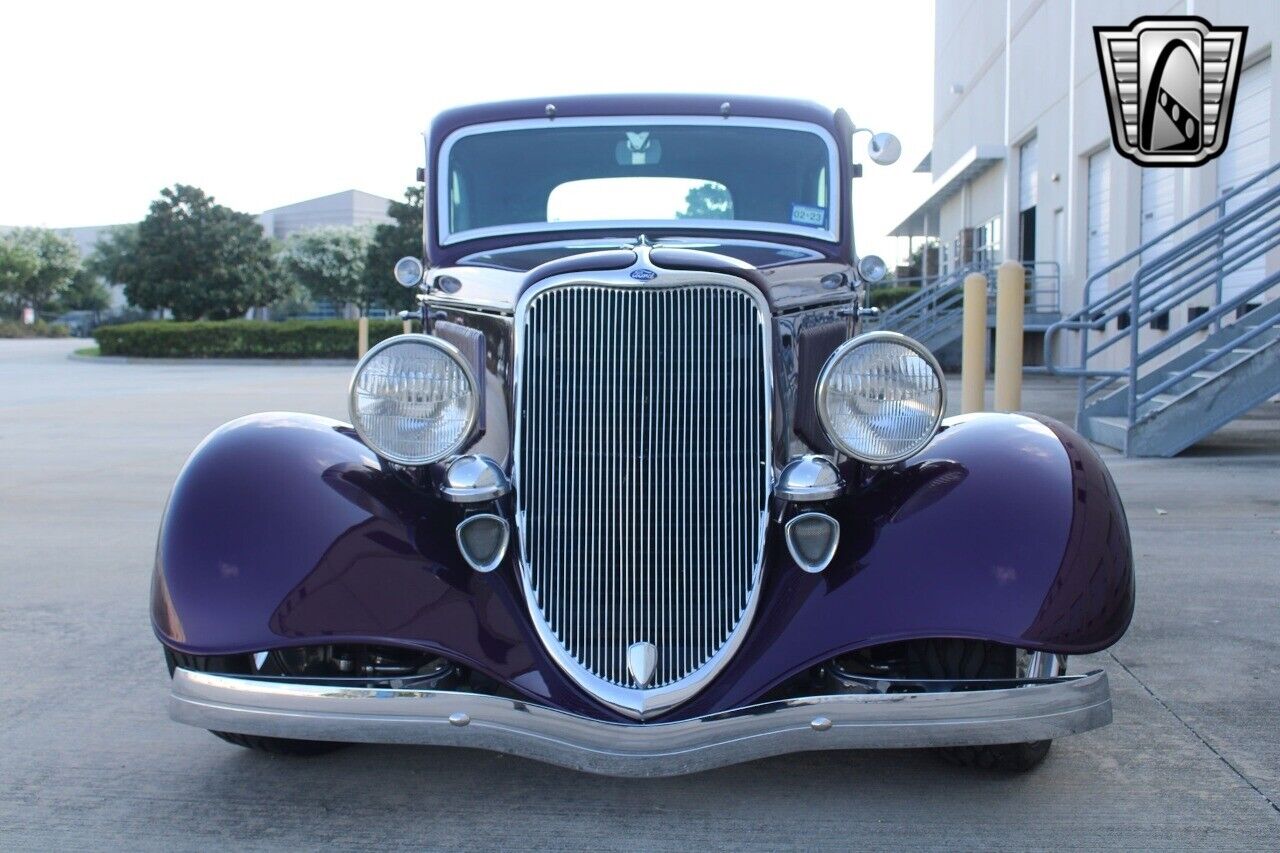 Ford-Tudor-Sedan-1933-38