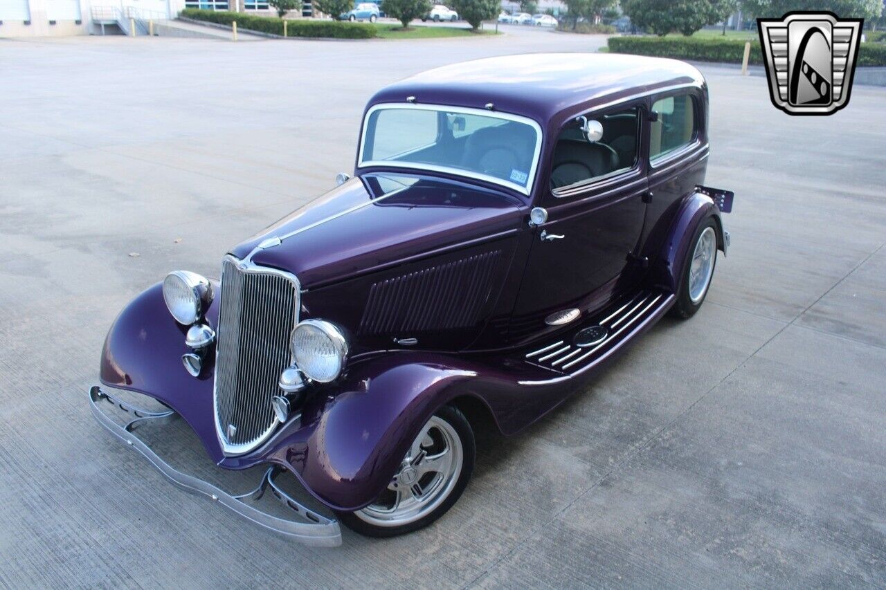 Ford-Tudor-Sedan-1933-39