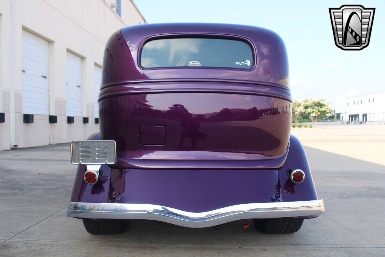 Ford-Tudor-Sedan-1933-4