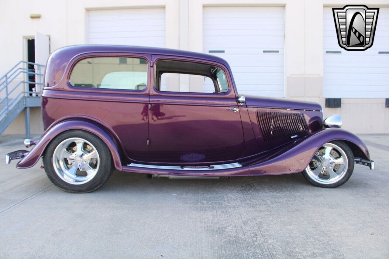 Ford-Tudor-Sedan-1933-5