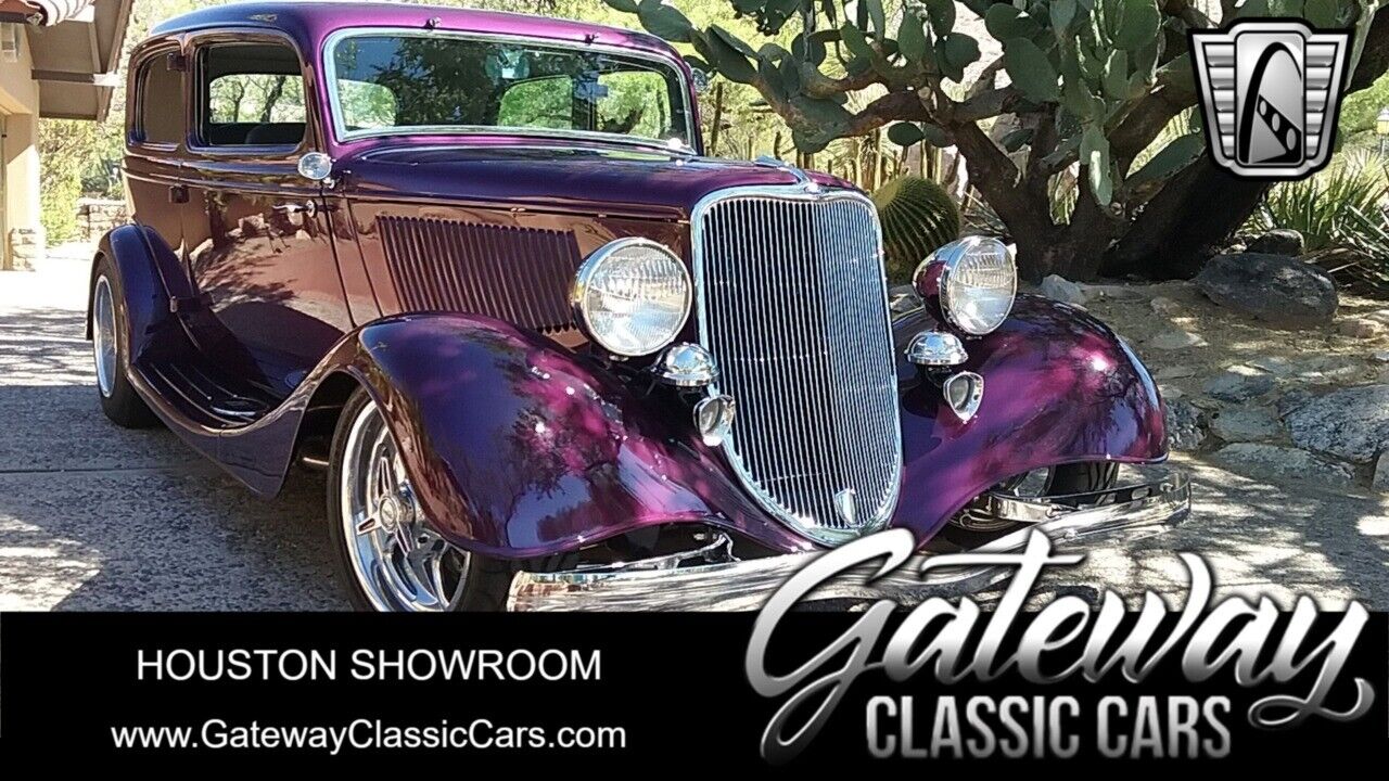 Ford Tudor Sedan 1933 --