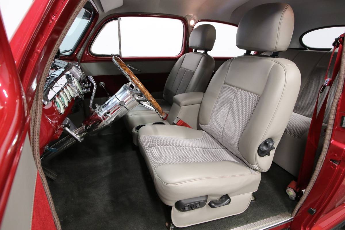 Ford-Tudor-super-deluxe-sedan-1946-custom-1