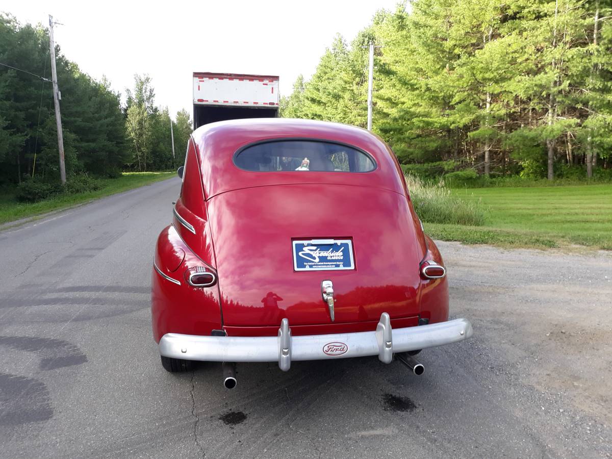 Ford-Tudor-super-deluxe-sedan-1946-custom-3