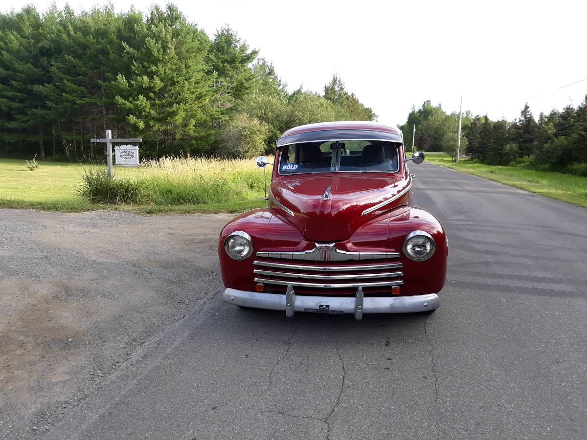 Ford-Tudor-super-deluxe-sedan-1946-custom-4