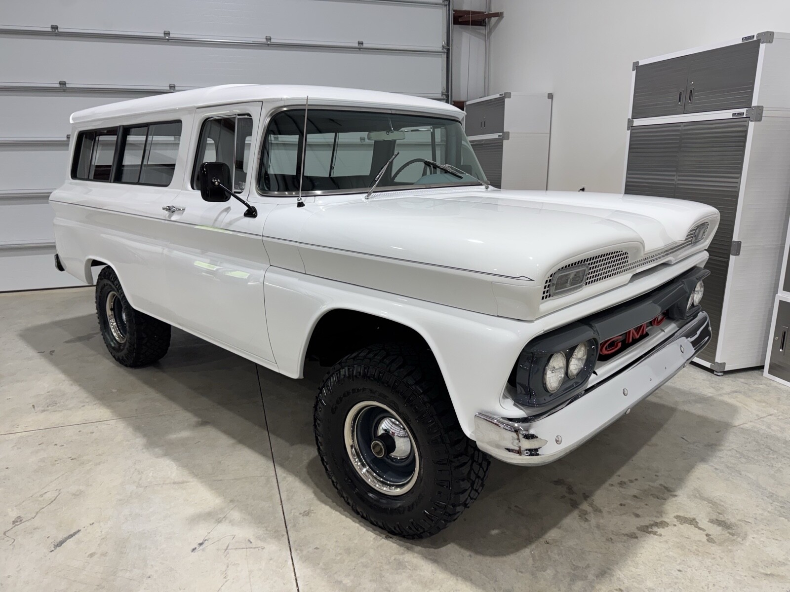 GMC-Suburban-1961-1