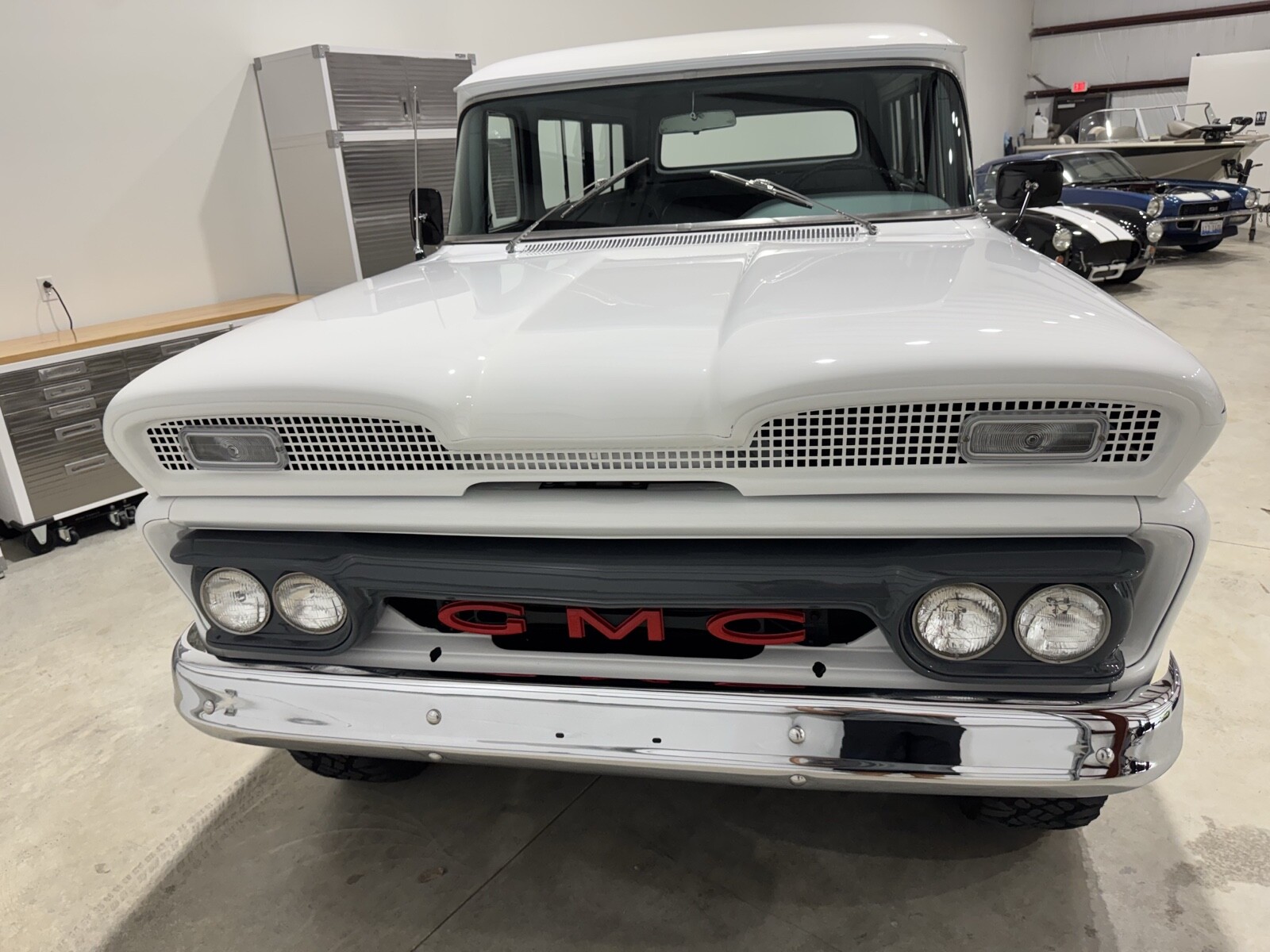 GMC-Suburban-1961-10