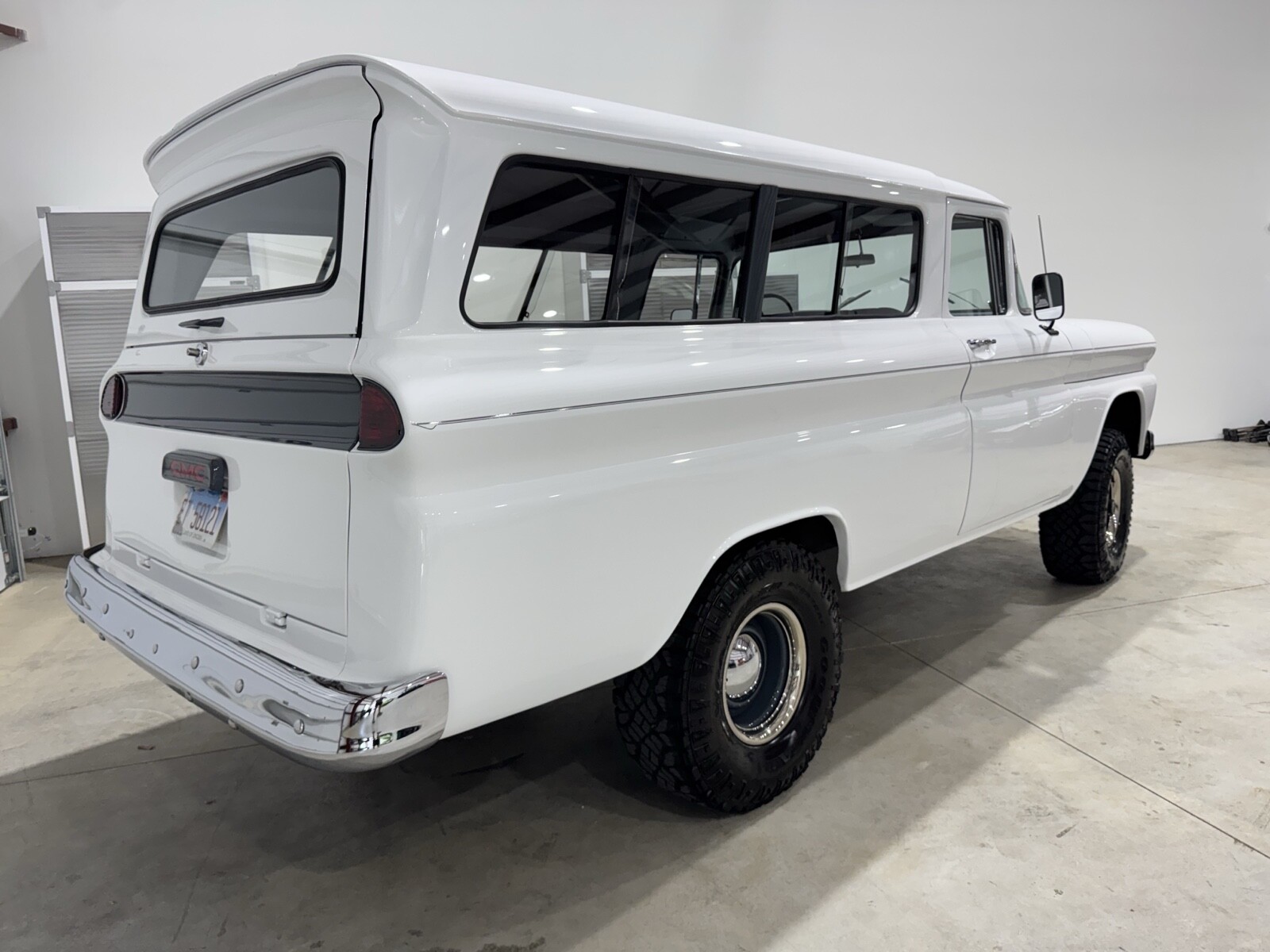 GMC-Suburban-1961-15