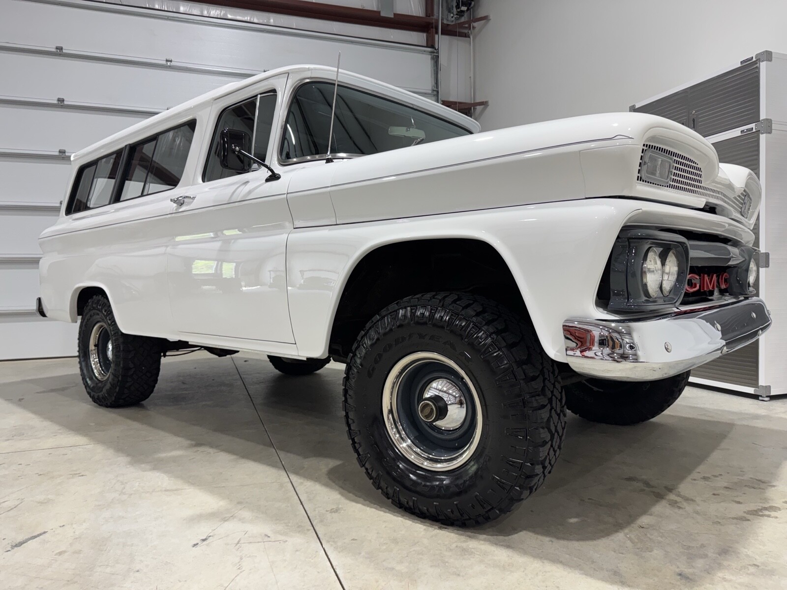 GMC-Suburban-1961-18