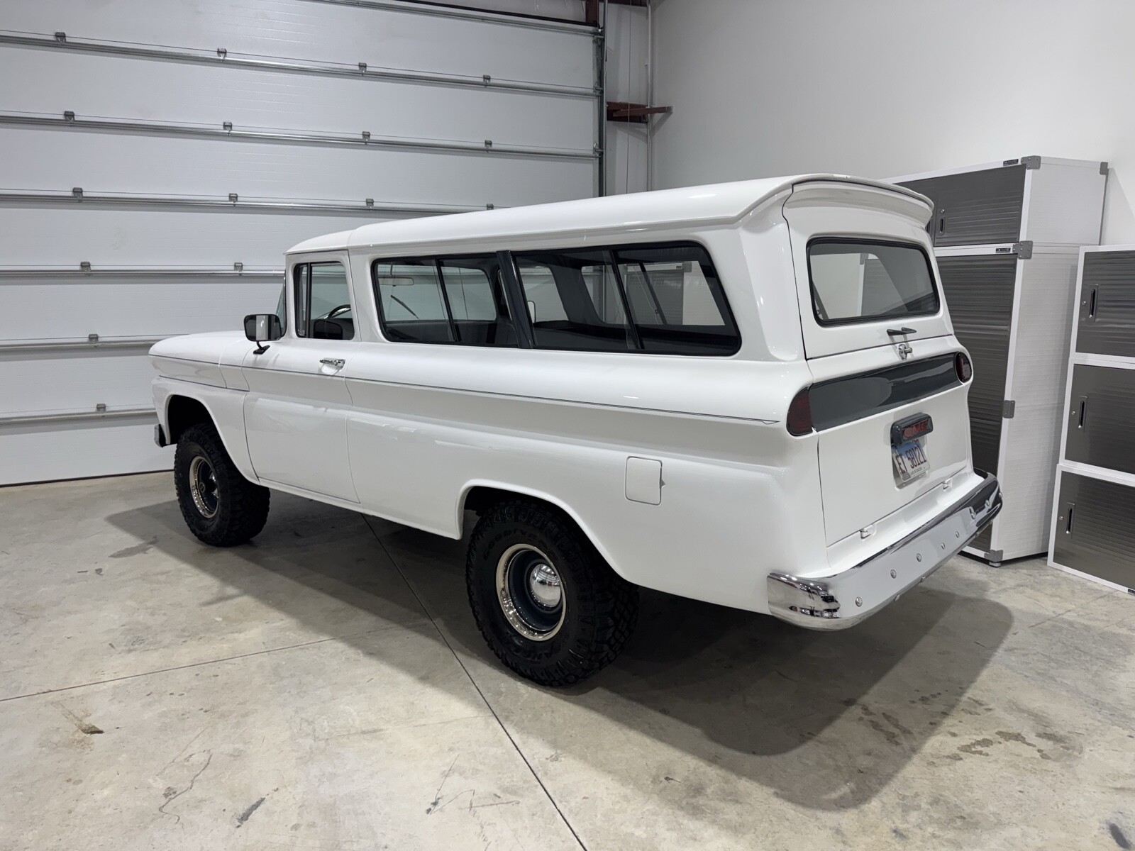 GMC-Suburban-1961-2