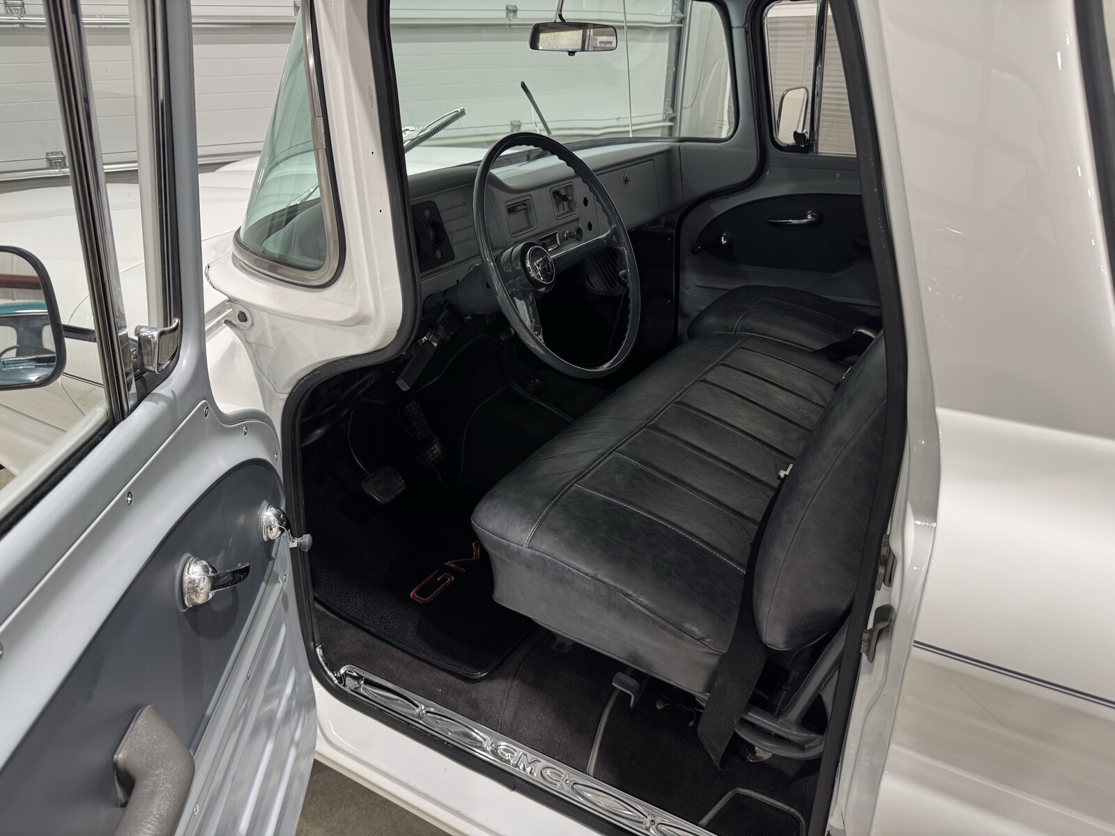 GMC-Suburban-1961-21
