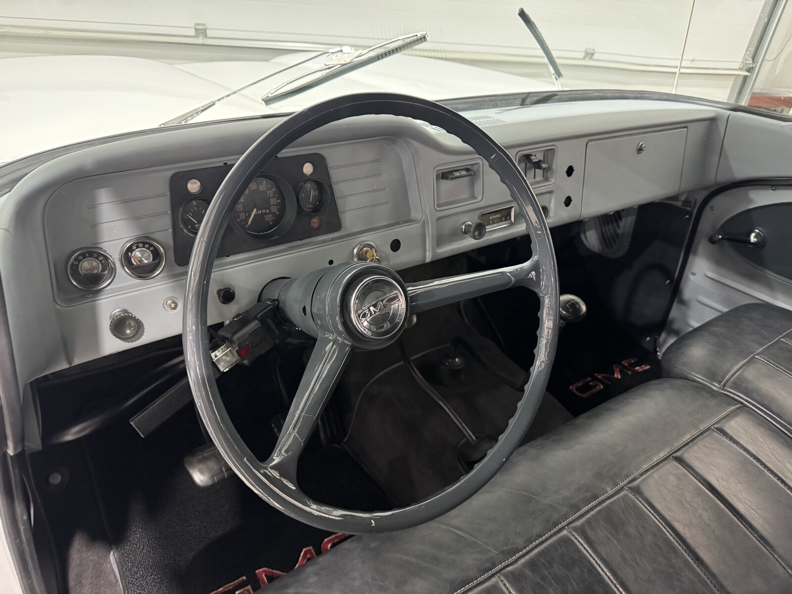 GMC-Suburban-1961-24