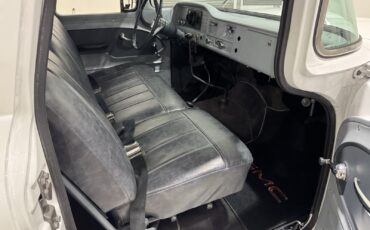GMC-Suburban-1961-28