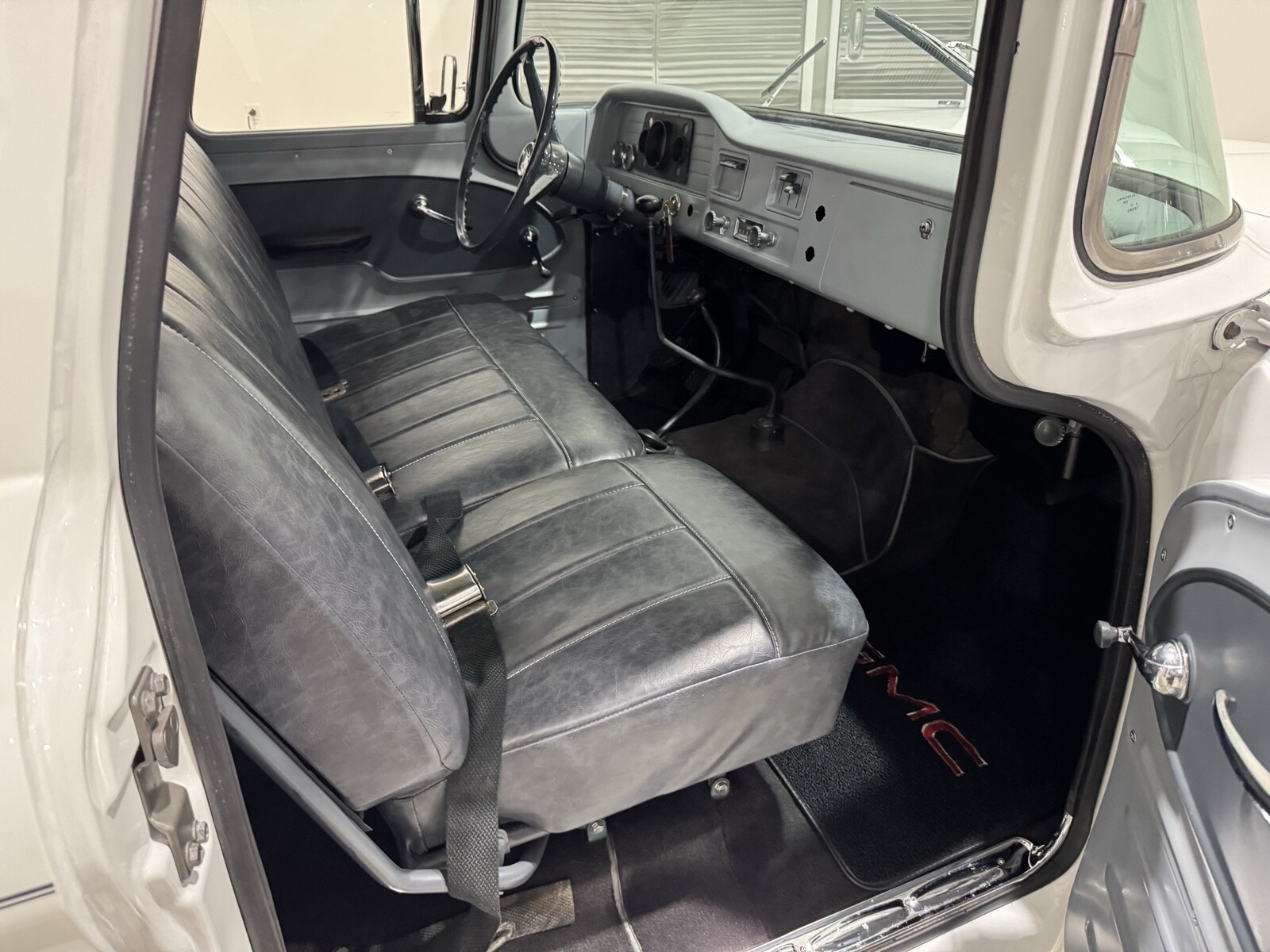 GMC-Suburban-1961-28