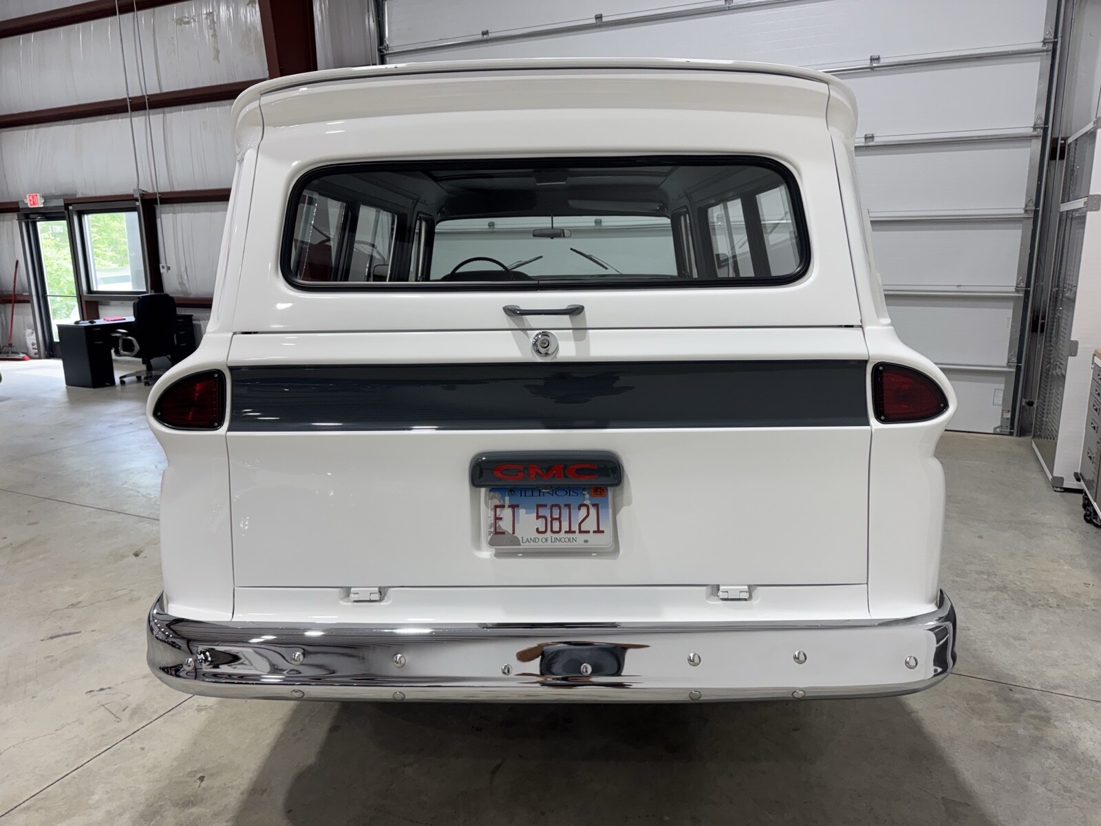 GMC-Suburban-1961-3