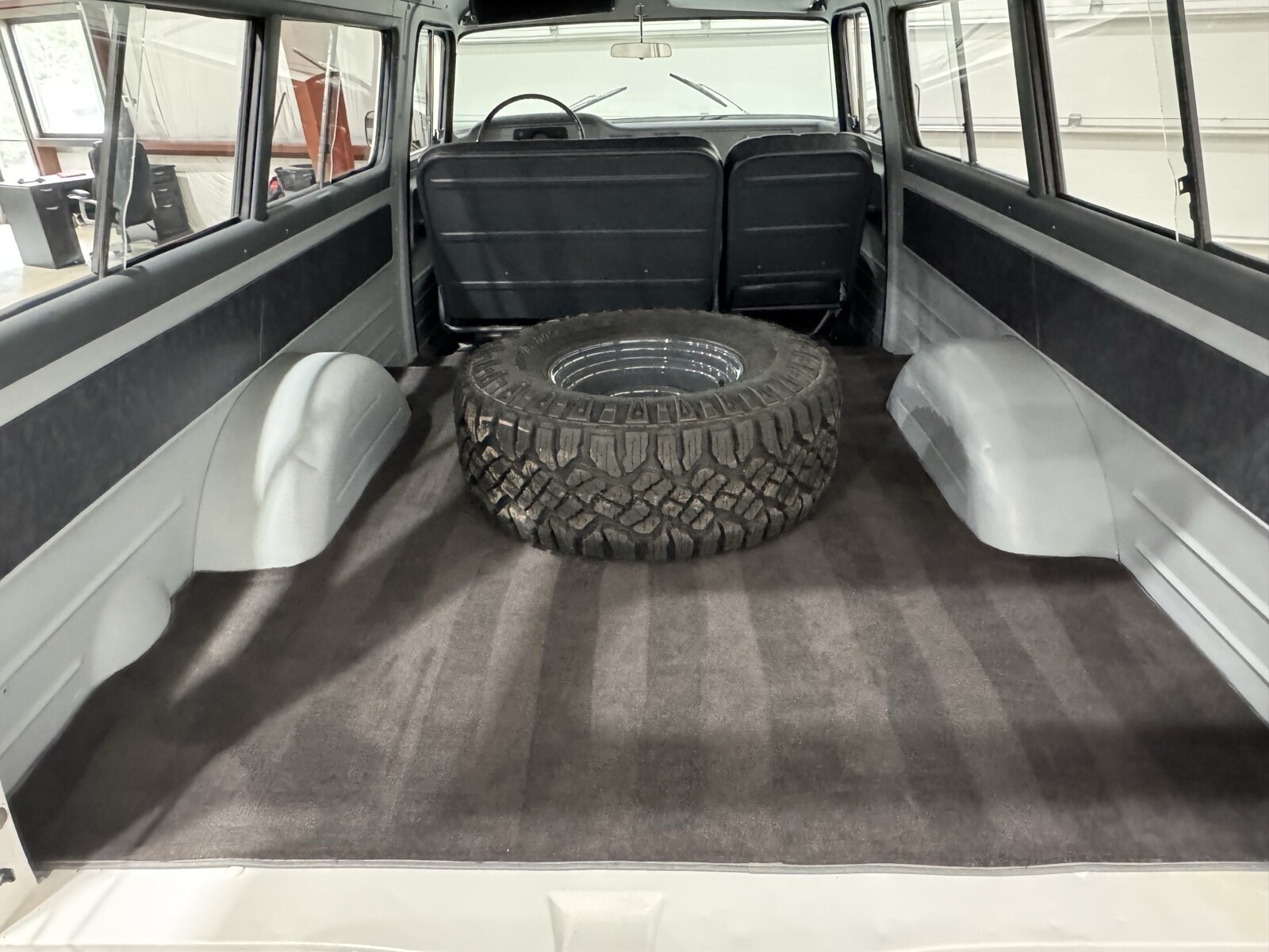 GMC-Suburban-1961-38
