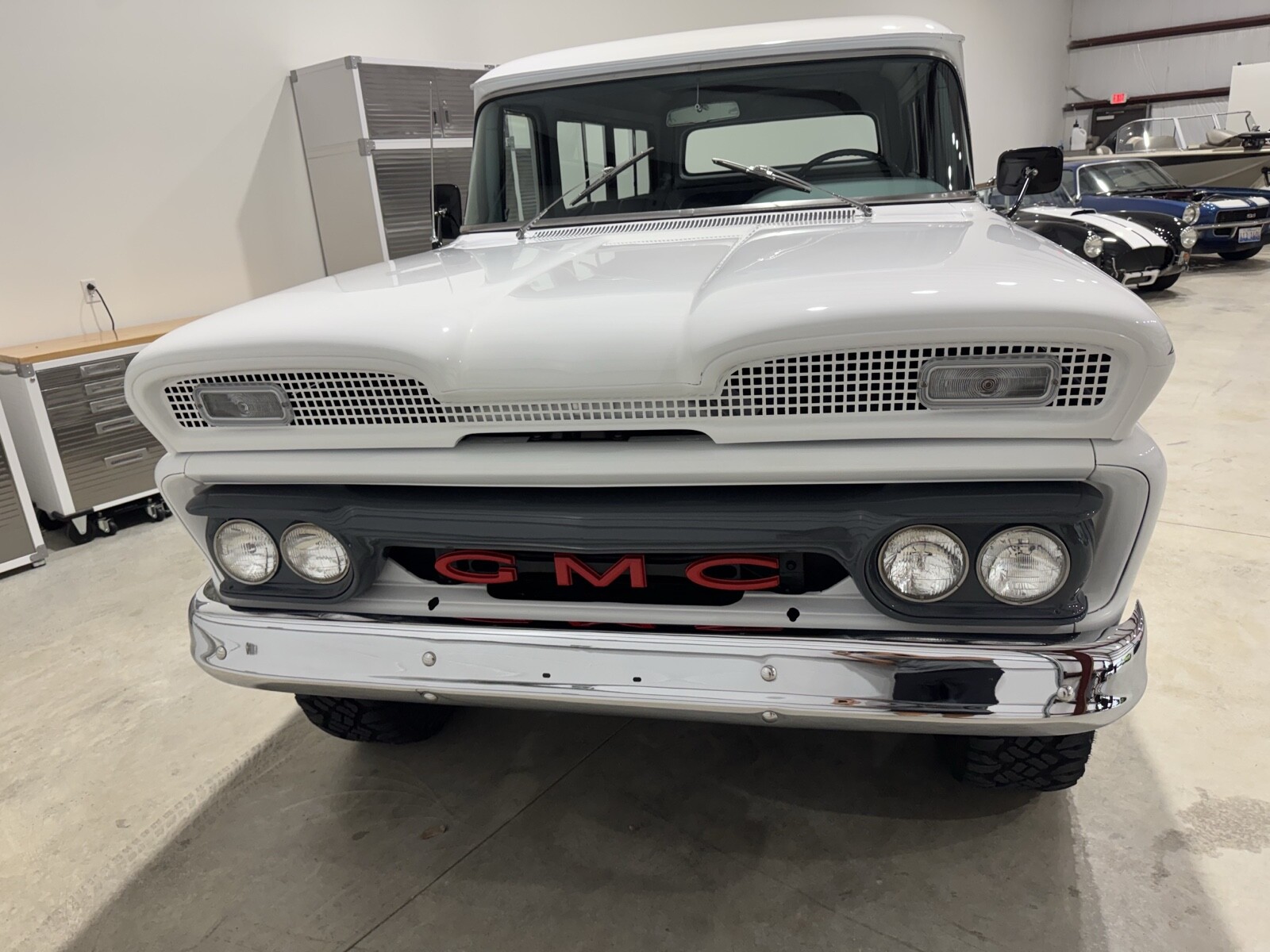 GMC-Suburban-1961-5