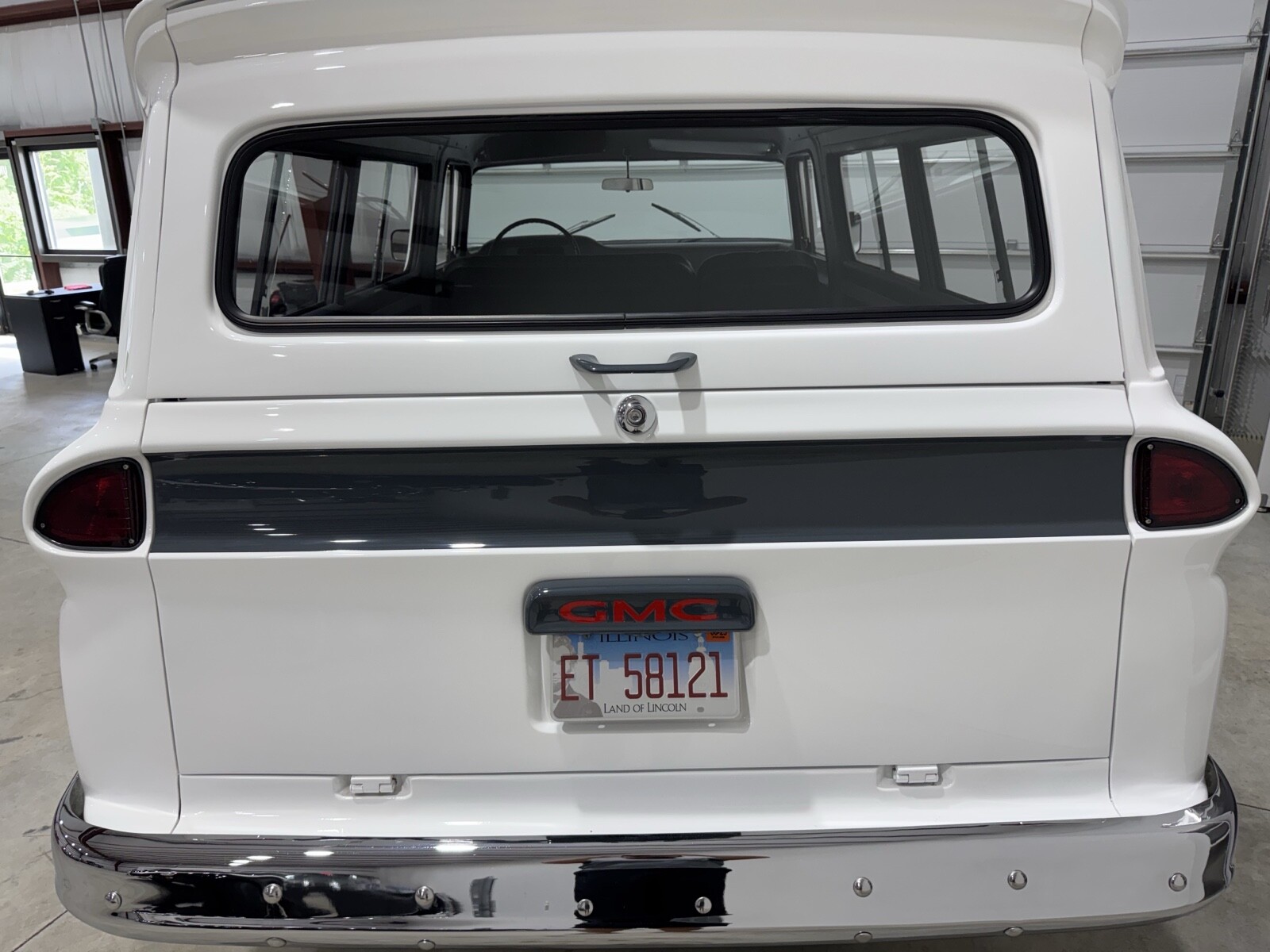 GMC-Suburban-1961-9