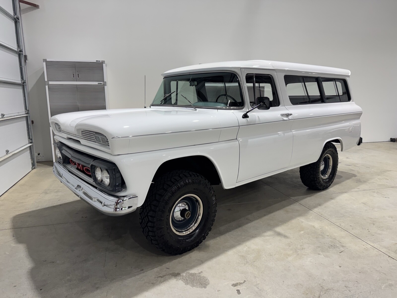 GMC-Suburban-1961