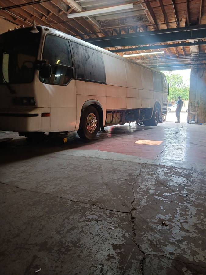Gmc-Bus-diesel-1984-white-2