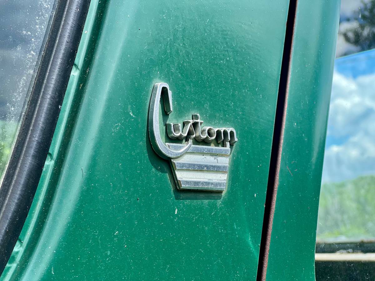Gmc-Suburban-1963-green-12