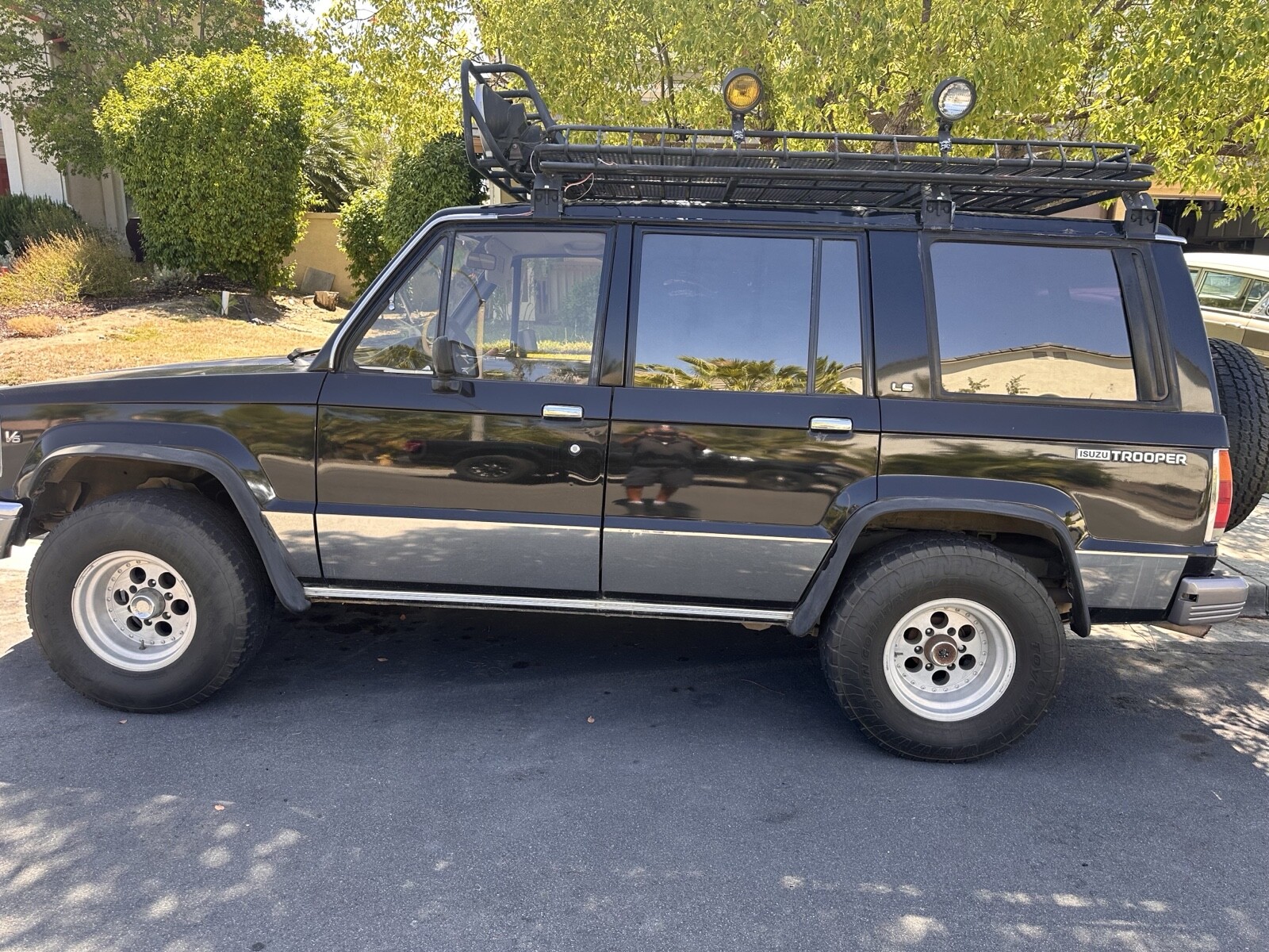 Isuzu-Trooper-1990-SUV