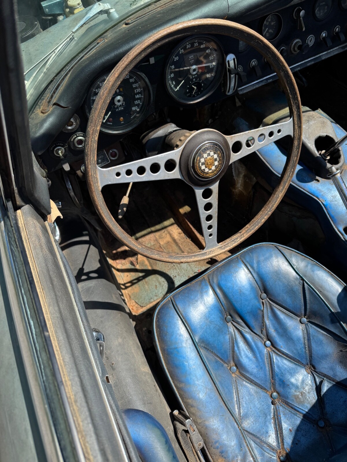 Jaguar-E-Type-1966-Convertible-13
