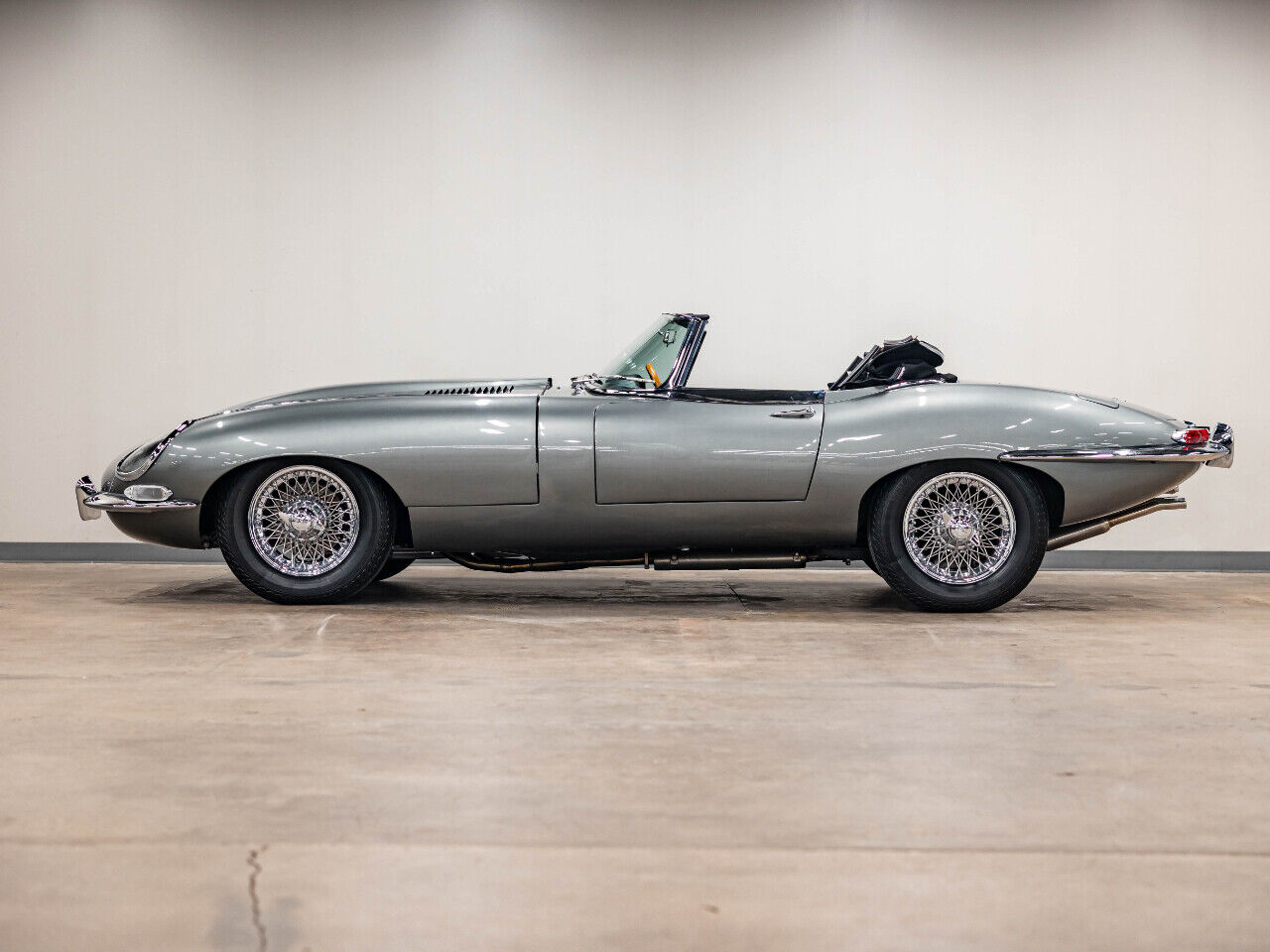 Jaguar-E-Type-1967-Convertible-1