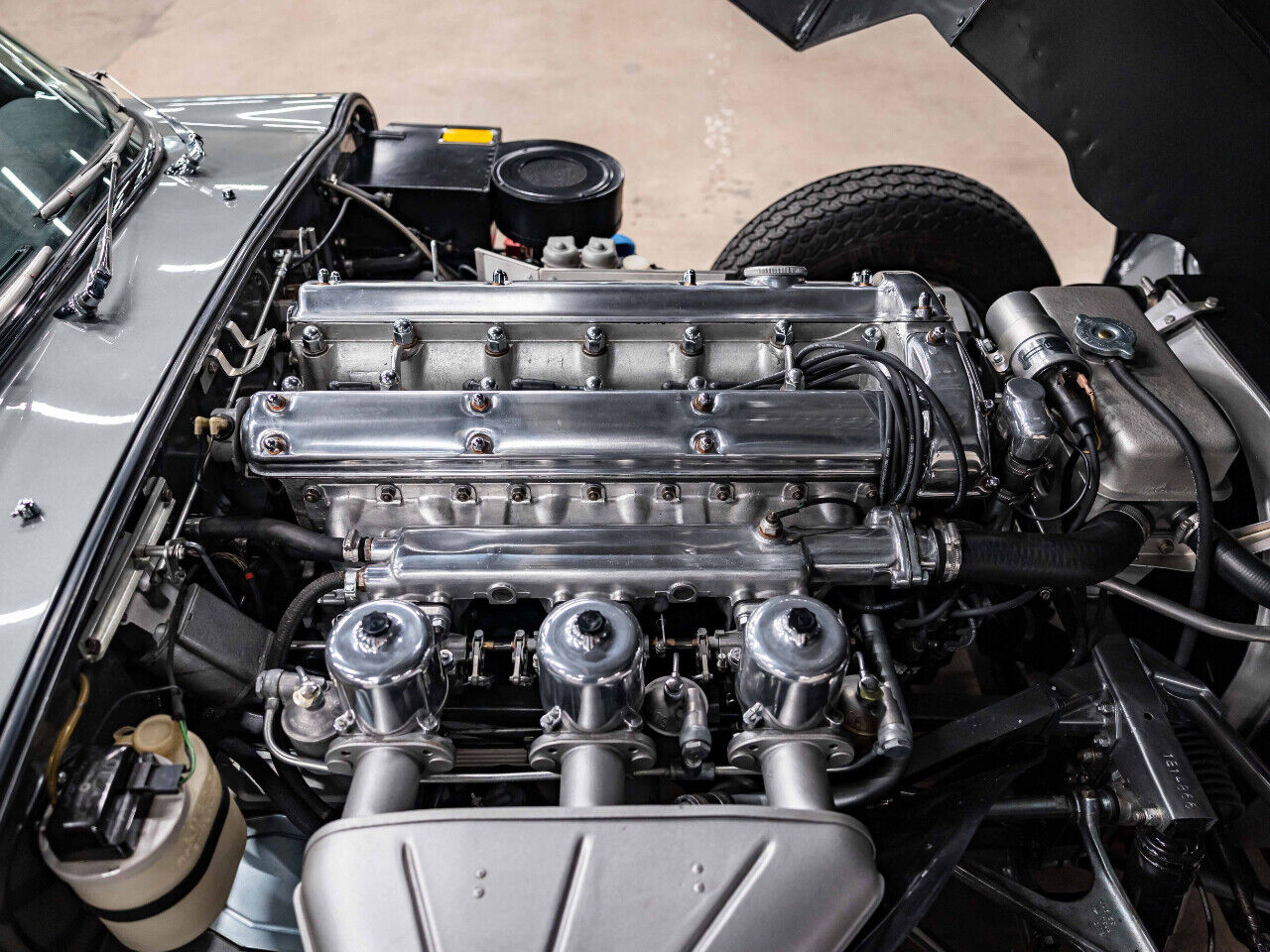 Jaguar-E-Type-1967-Convertible-10