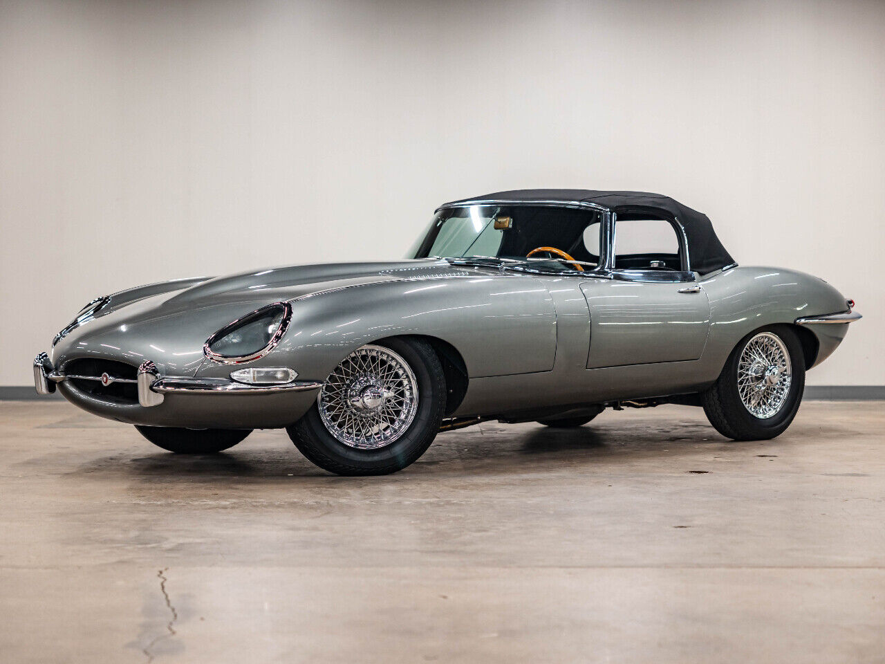 Jaguar-E-Type-1967-Convertible-12