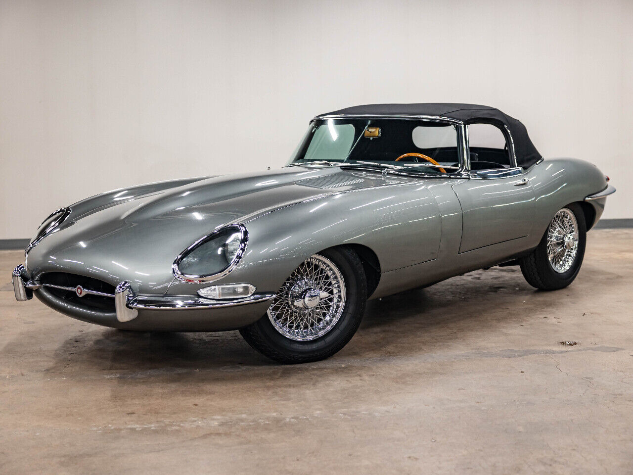 Jaguar-E-Type-1967-Convertible-13