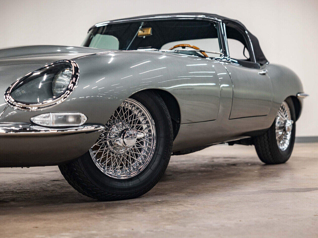 Jaguar-E-Type-1967-Convertible-14