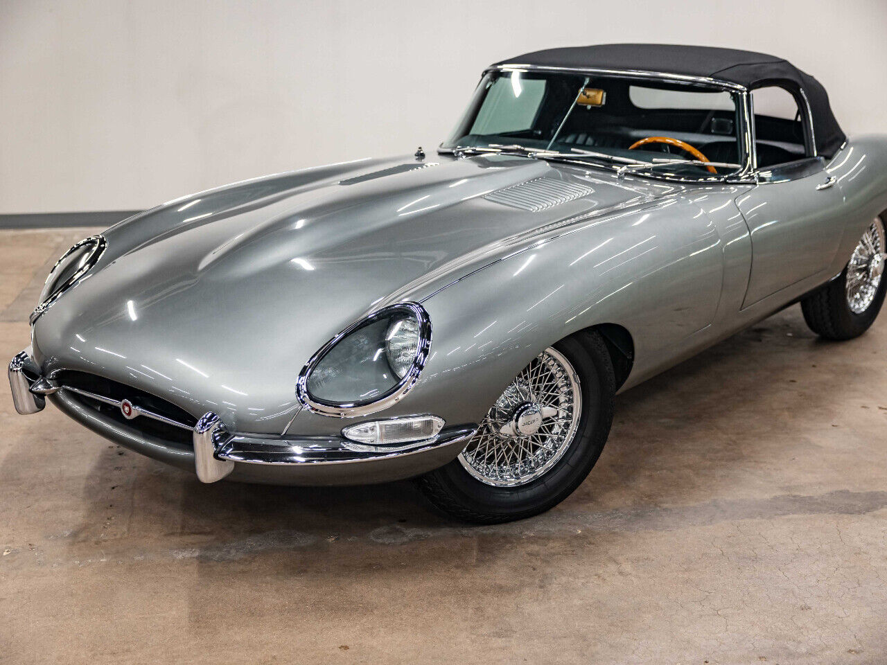 Jaguar-E-Type-1967-Convertible-15