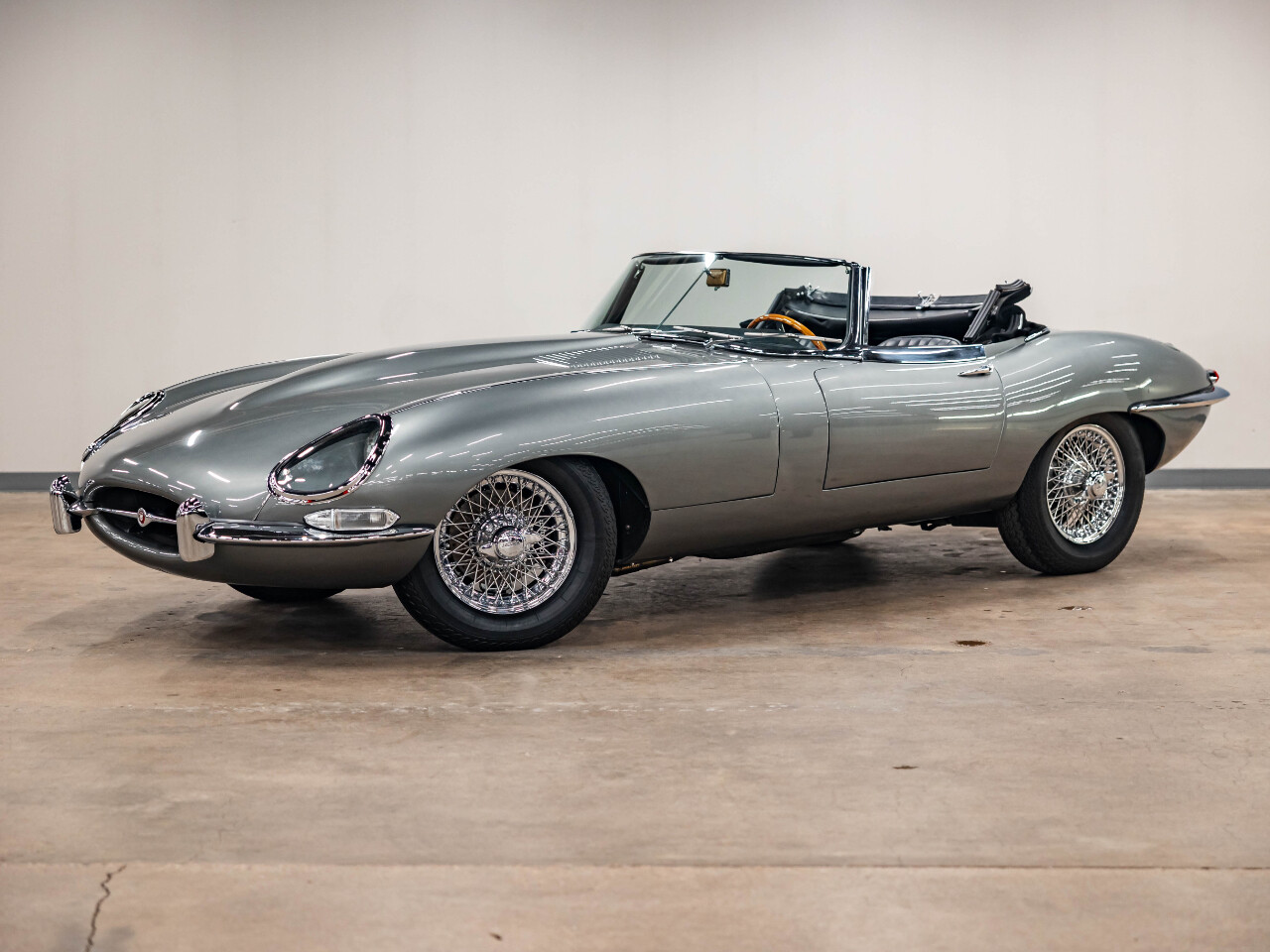 Jaguar-E-Type-1967-Convertible-17