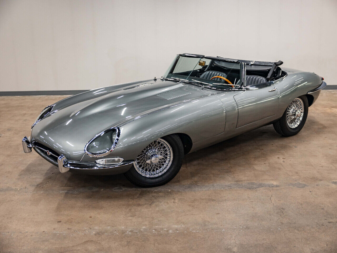 Jaguar-E-Type-1967-Convertible-18