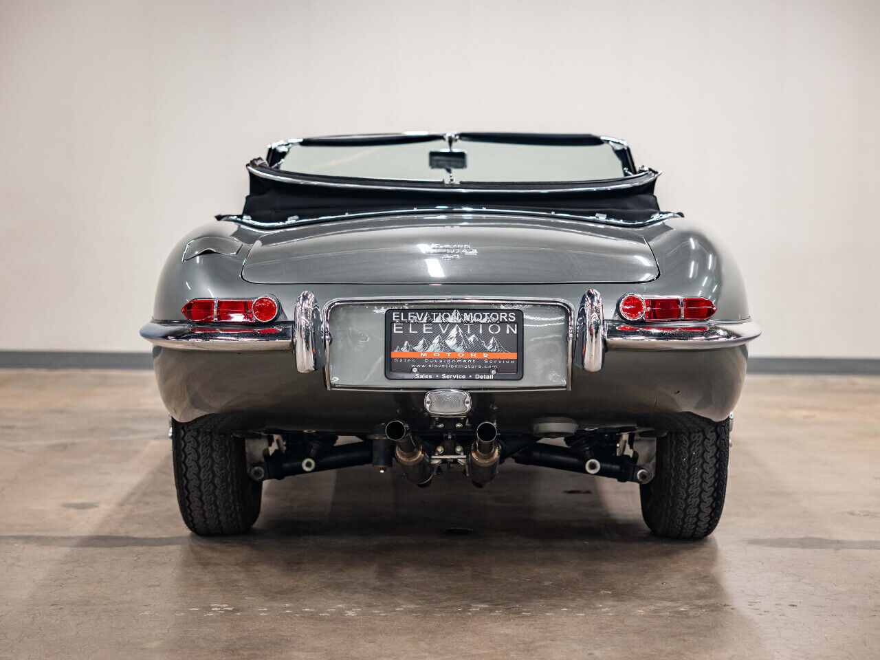 Jaguar-E-Type-1967-Convertible-2