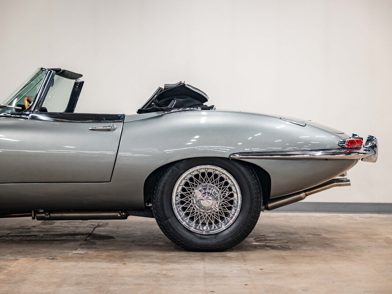 Jaguar-E-Type-1967-Convertible-21