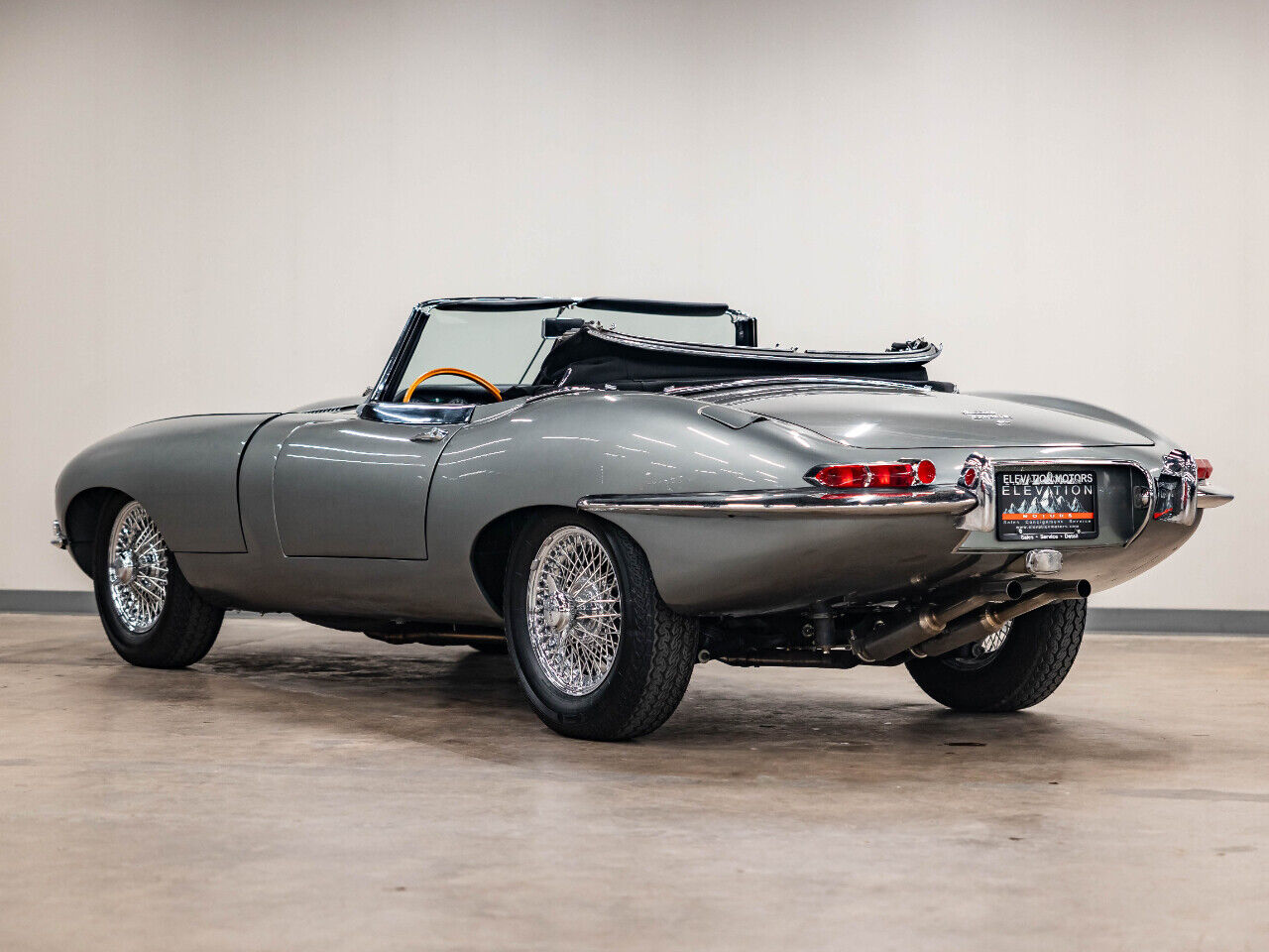 Jaguar-E-Type-1967-Convertible-25