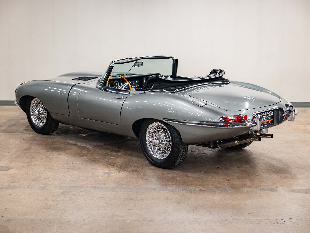 Jaguar-E-Type-1967-Convertible-26
