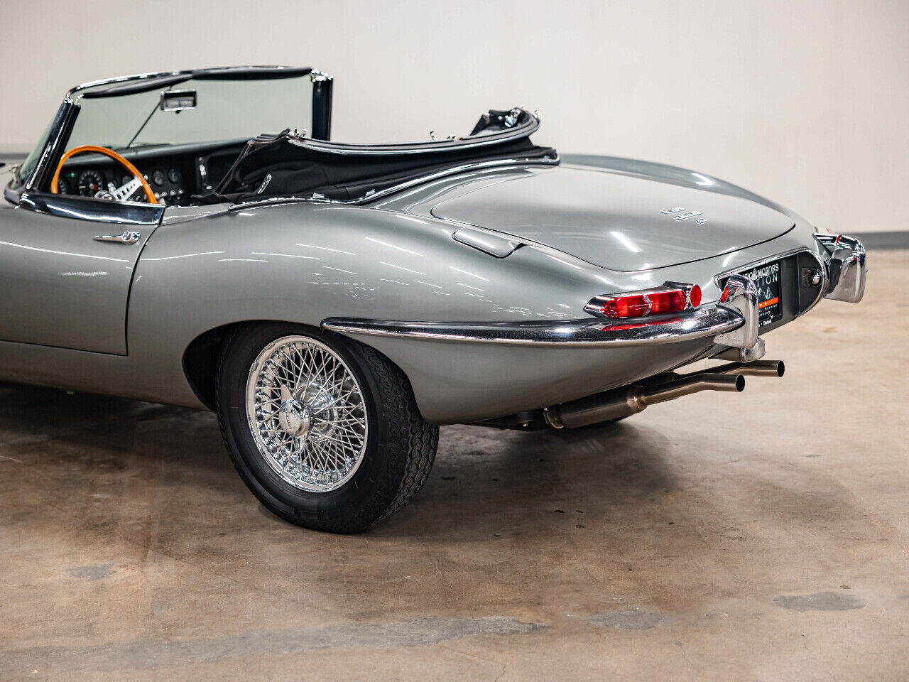 Jaguar-E-Type-1967-Convertible-27