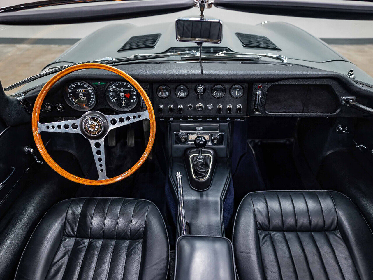 Jaguar-E-Type-1967-Convertible-3