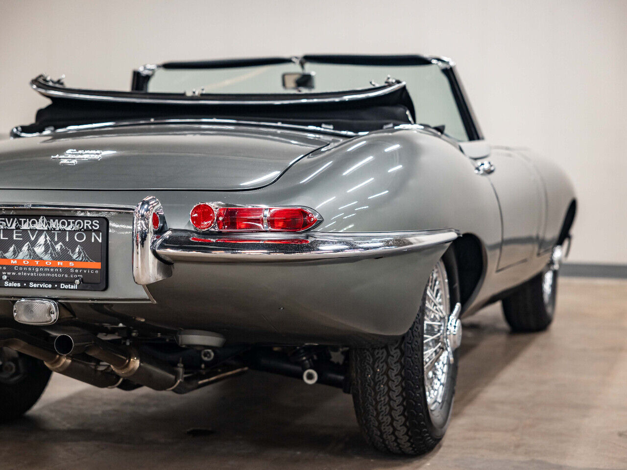 Jaguar-E-Type-1967-Convertible-30