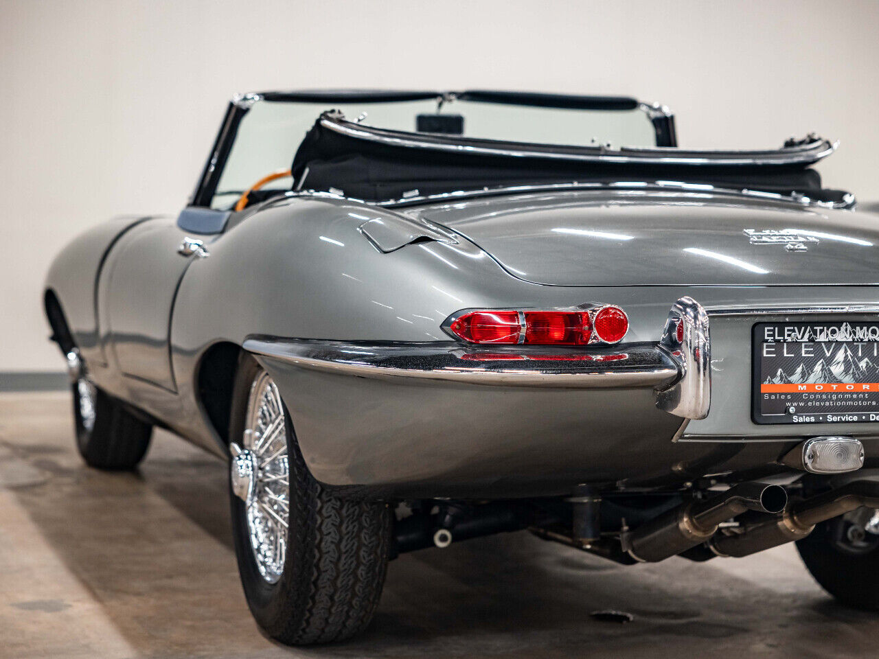 Jaguar-E-Type-1967-Convertible-31