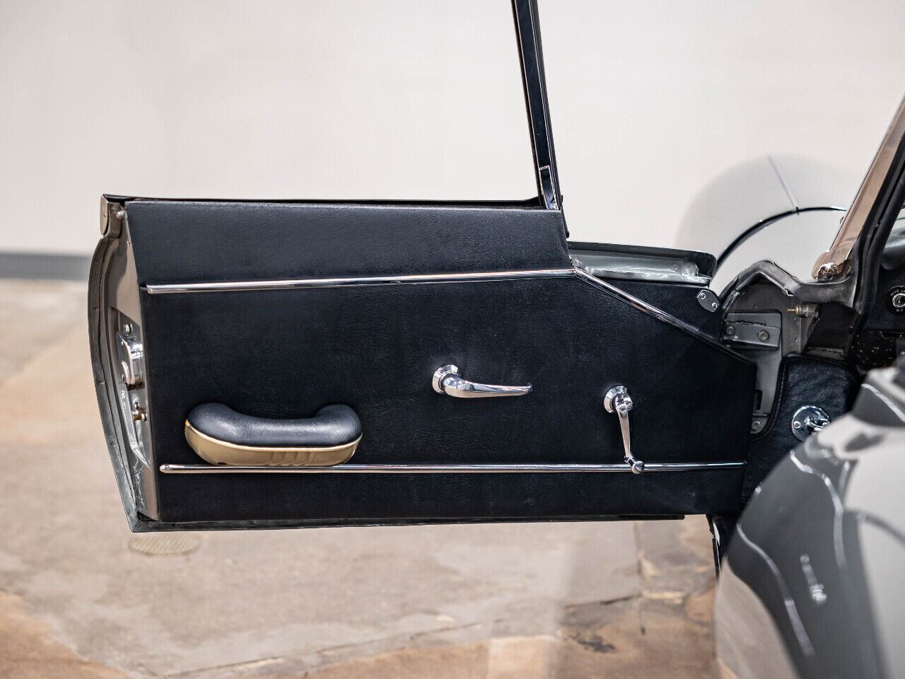 Jaguar-E-Type-1967-Convertible-35