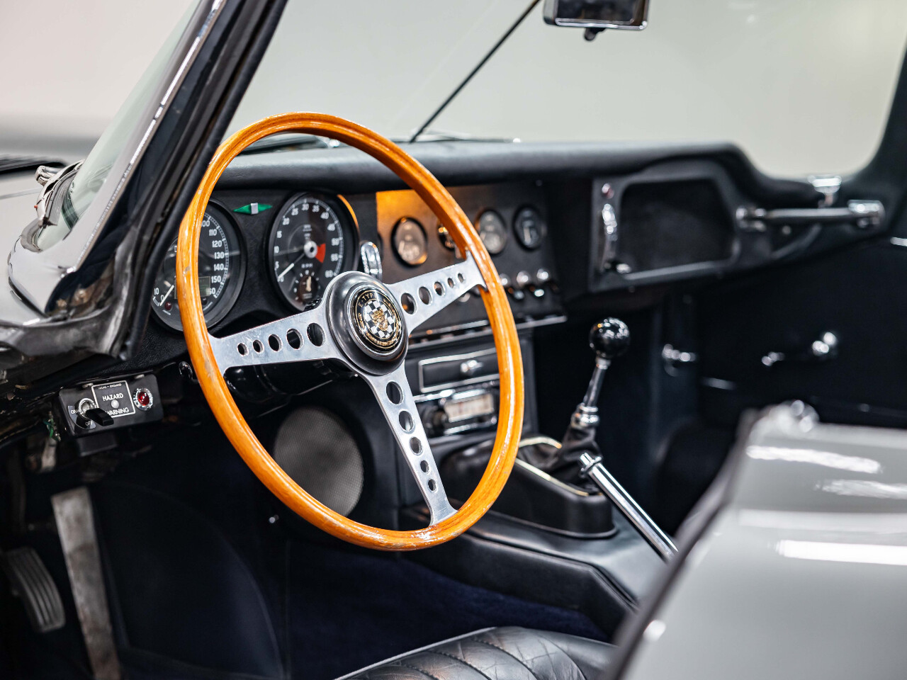Jaguar-E-Type-1967-Convertible-36