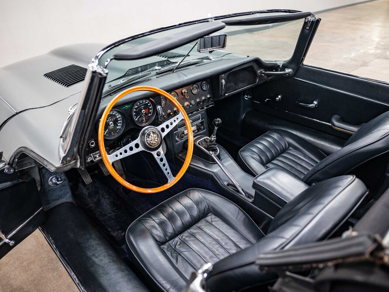 Jaguar-E-Type-1967-Convertible-37