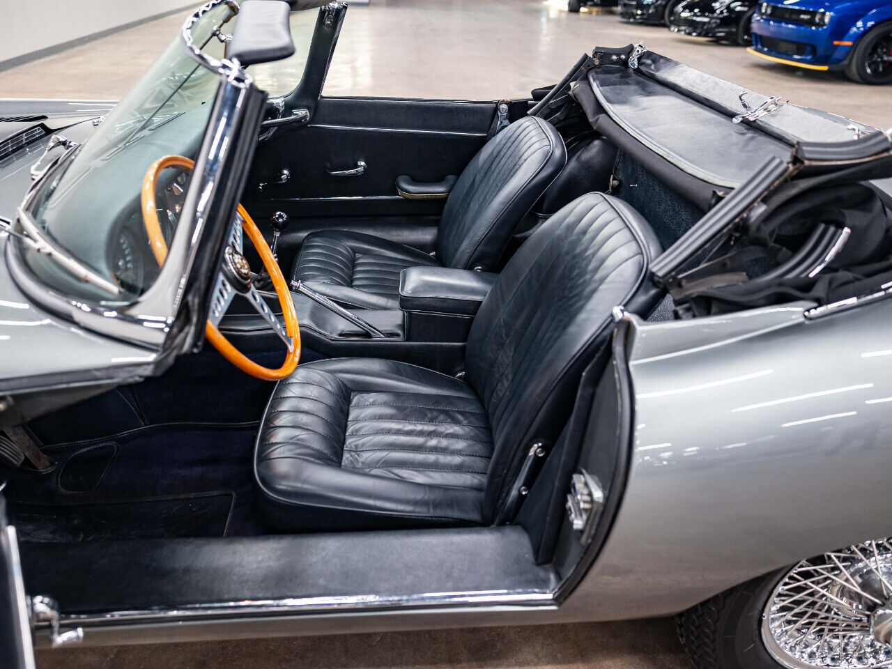 Jaguar-E-Type-1967-Convertible-38