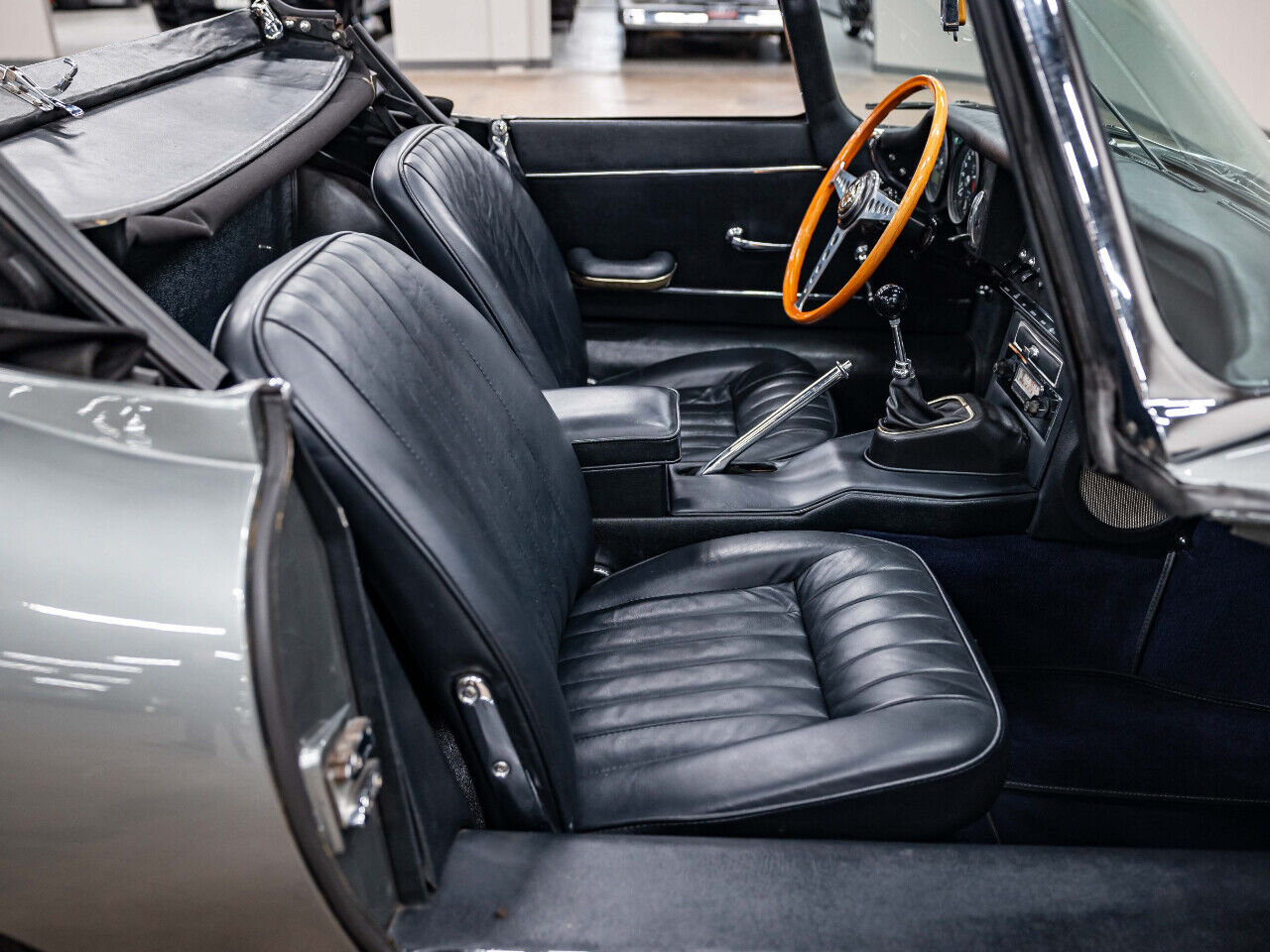 Jaguar-E-Type-1967-Convertible-6