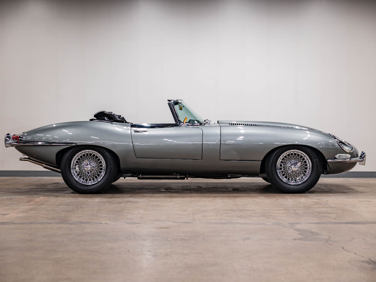 Jaguar-E-Type-1967-Convertible-7